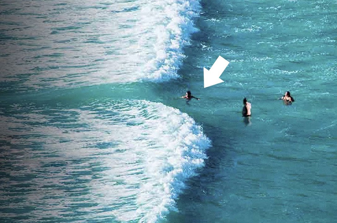 Cach de song sot khi bi cuon vao dong chay xa bo tren bien hinh anh