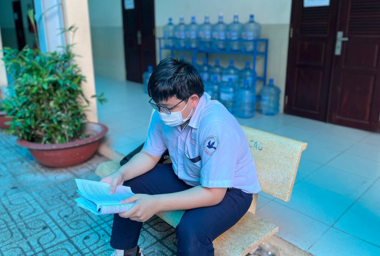 Hoc sinh TP.HCM luyen hon 30 bo de de gianh suat vao lop 10 cong lap hinh anh