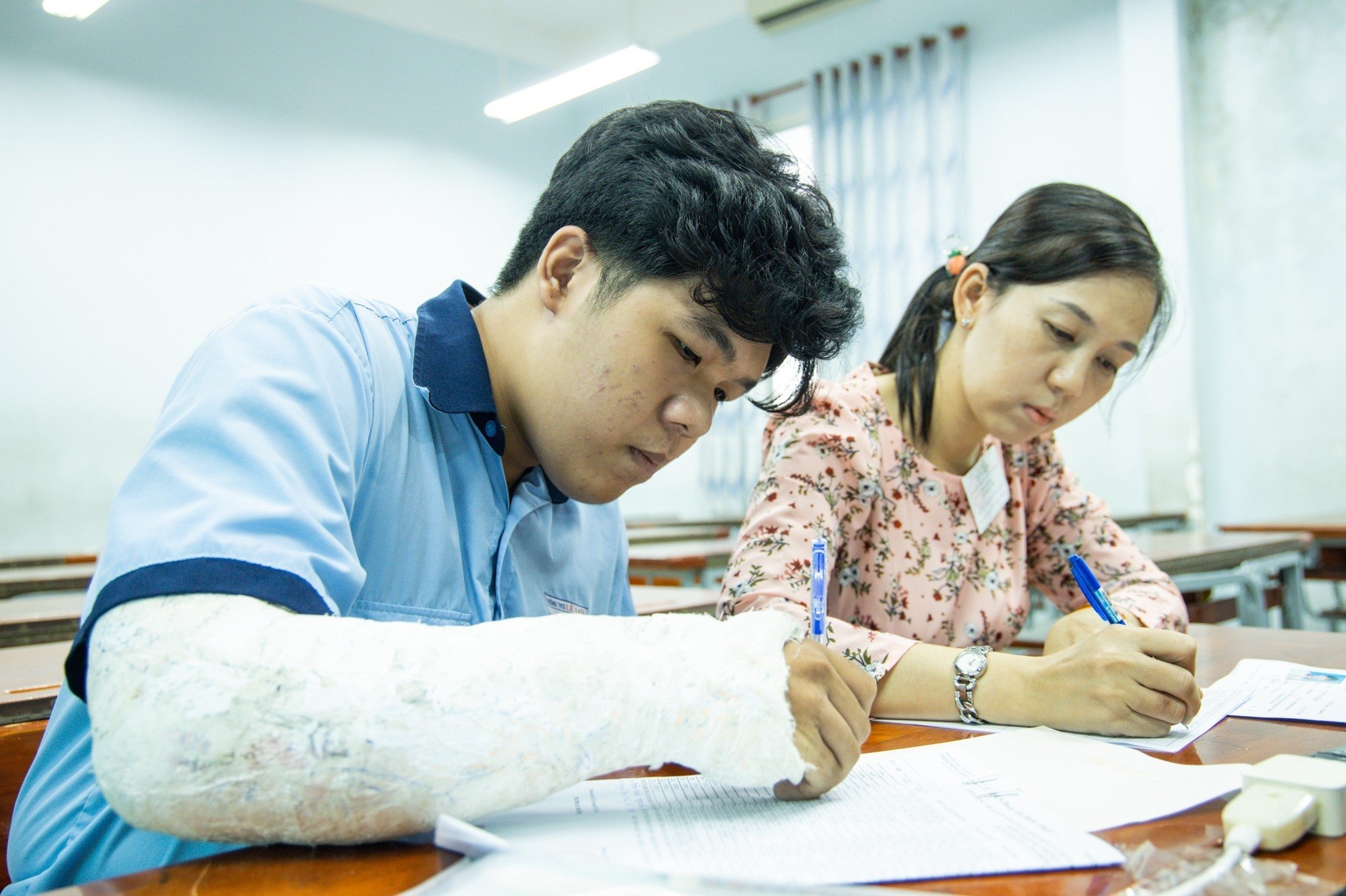 thí sinh gãy tay ảnh 1 thi sinh gay tay anh 1