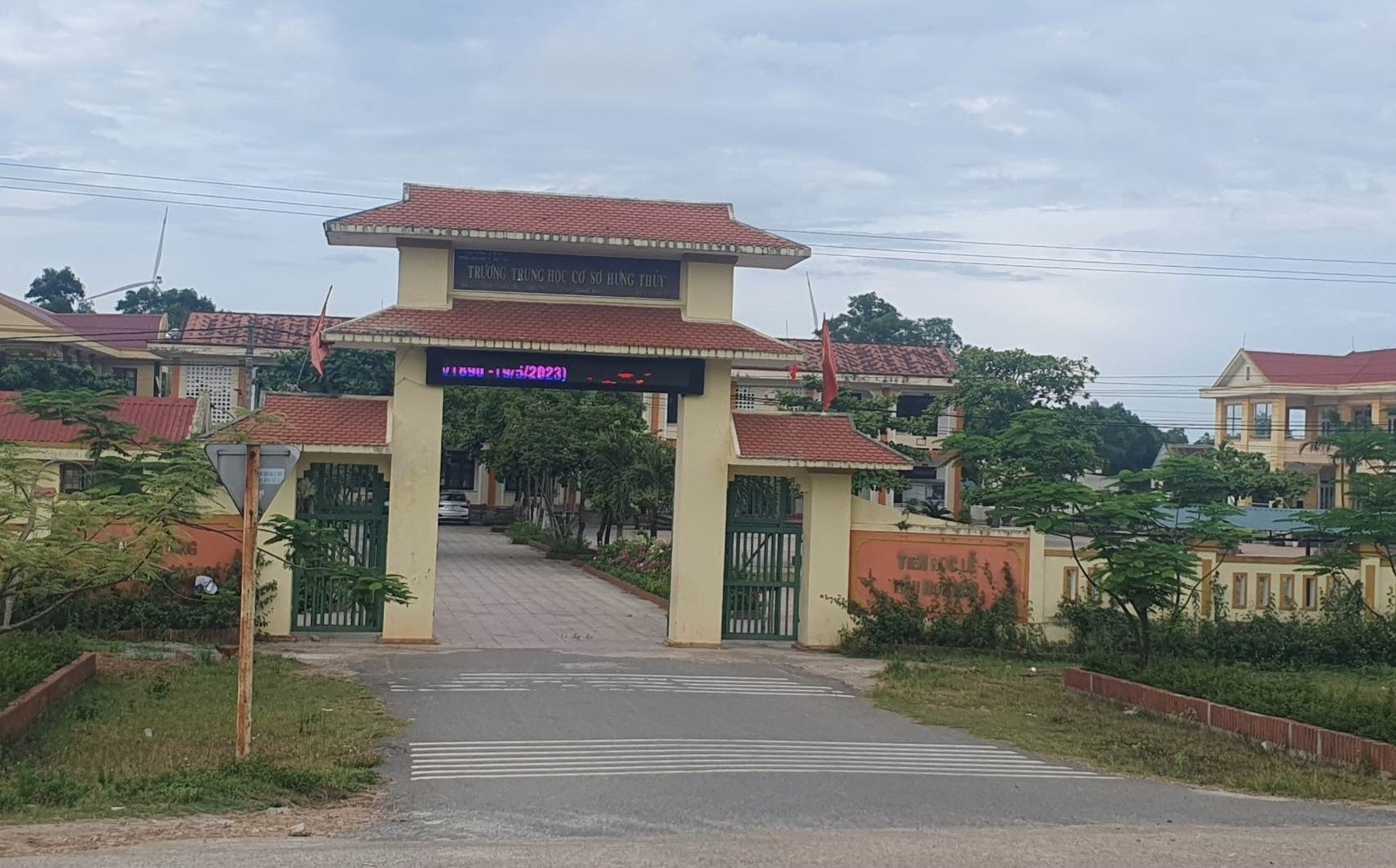 Bi 8 ban cung truong danh nhap vien, nam sinh lo ky thi lop 10 hinh anh