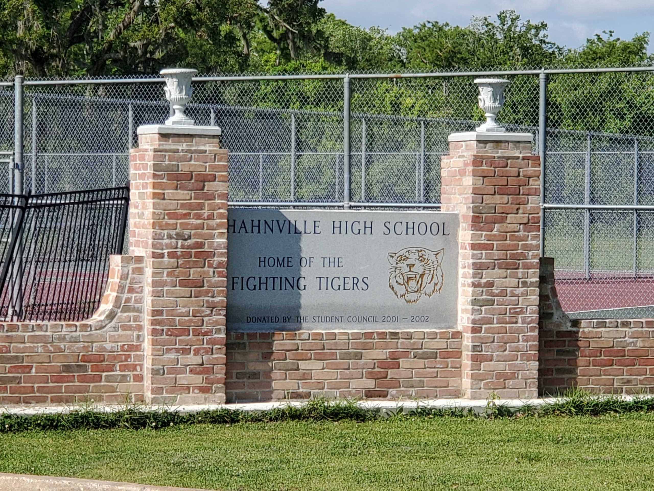 Nguoi phu nu My 28 tuoi dong gia nu sinh de theo hoc o truong cap 3 hinh anh