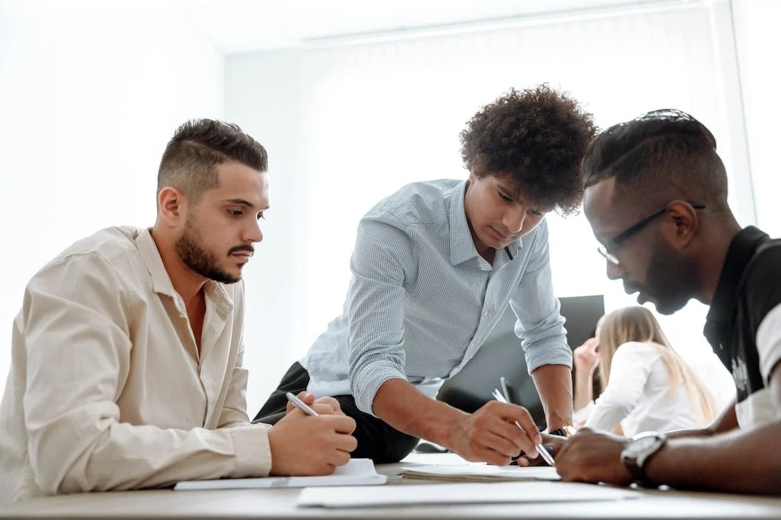 Gen Z o Anh di lam nhung khong hieu dong nghiep noi gi hinh anh