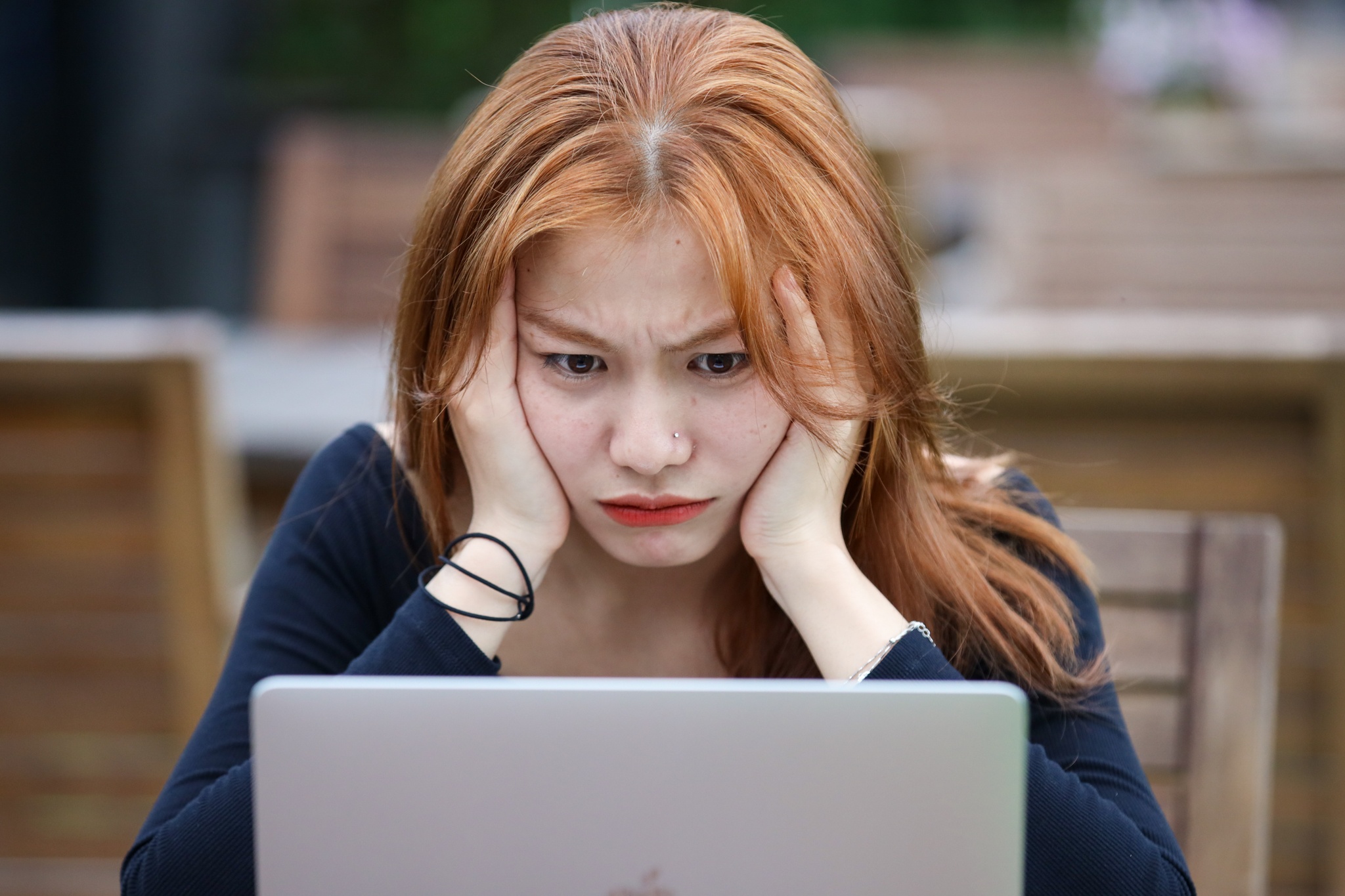 Soc van hoa, kho giao tiep khi dong nghiep noi chuyen nua Anh nua Viet hinh anh