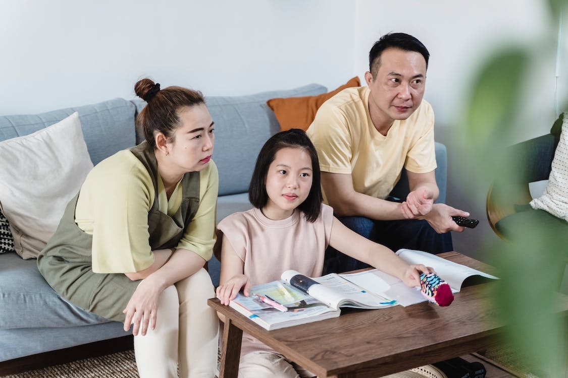 Con cang thang vi thi cu, cha me dung tao them ap luc hinh anh