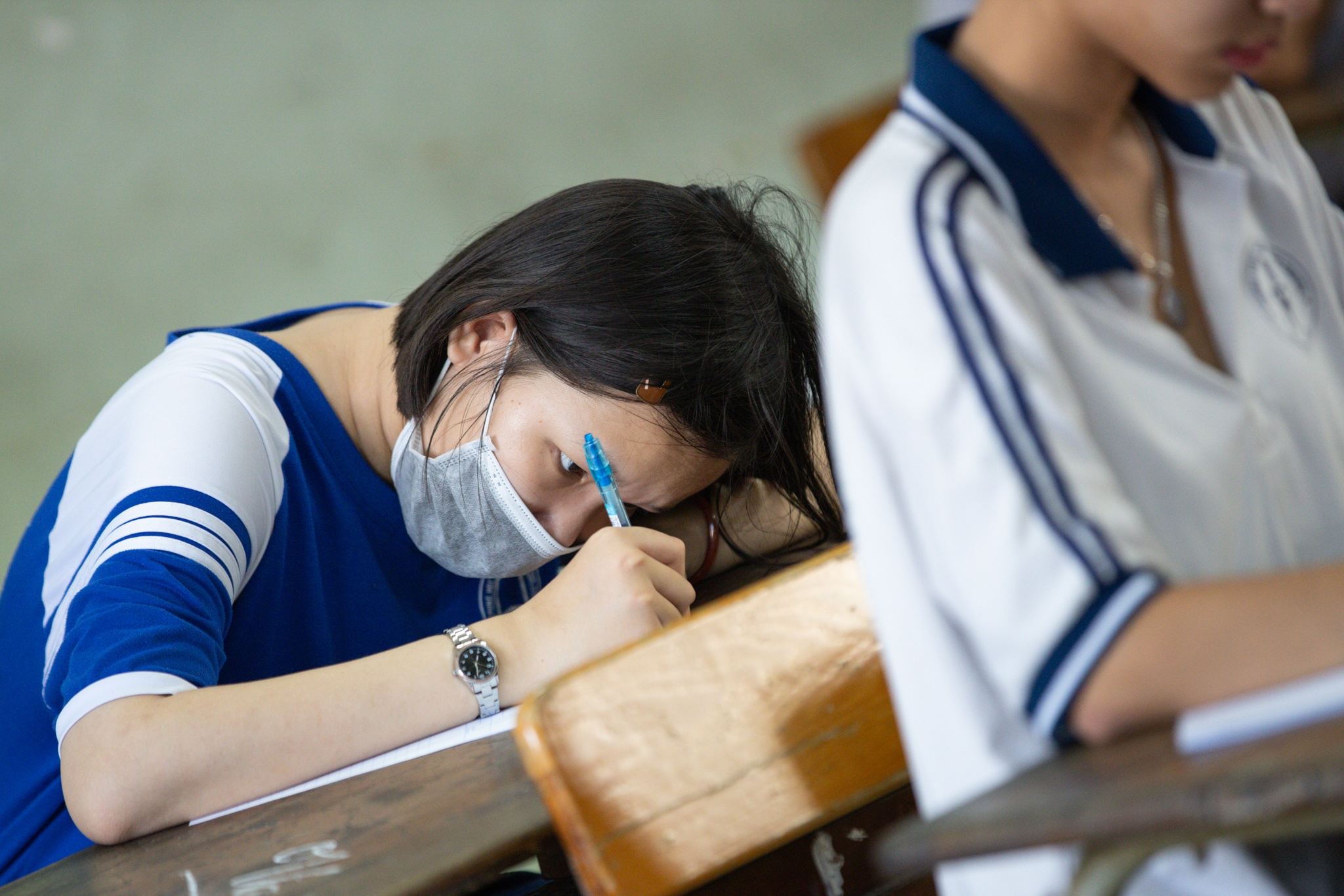 Hoc sinh an voi bua sang, tranh thu ngu guc truoc gio thi mon Ngu van hinh anh