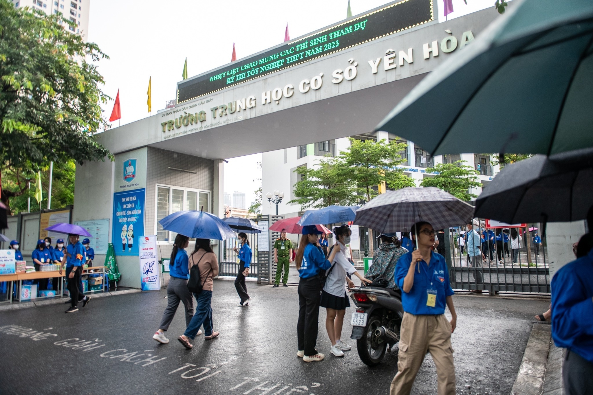 Mot diem thi o Ha Noi danh trong gio lam bai sai quy dinh hinh anh