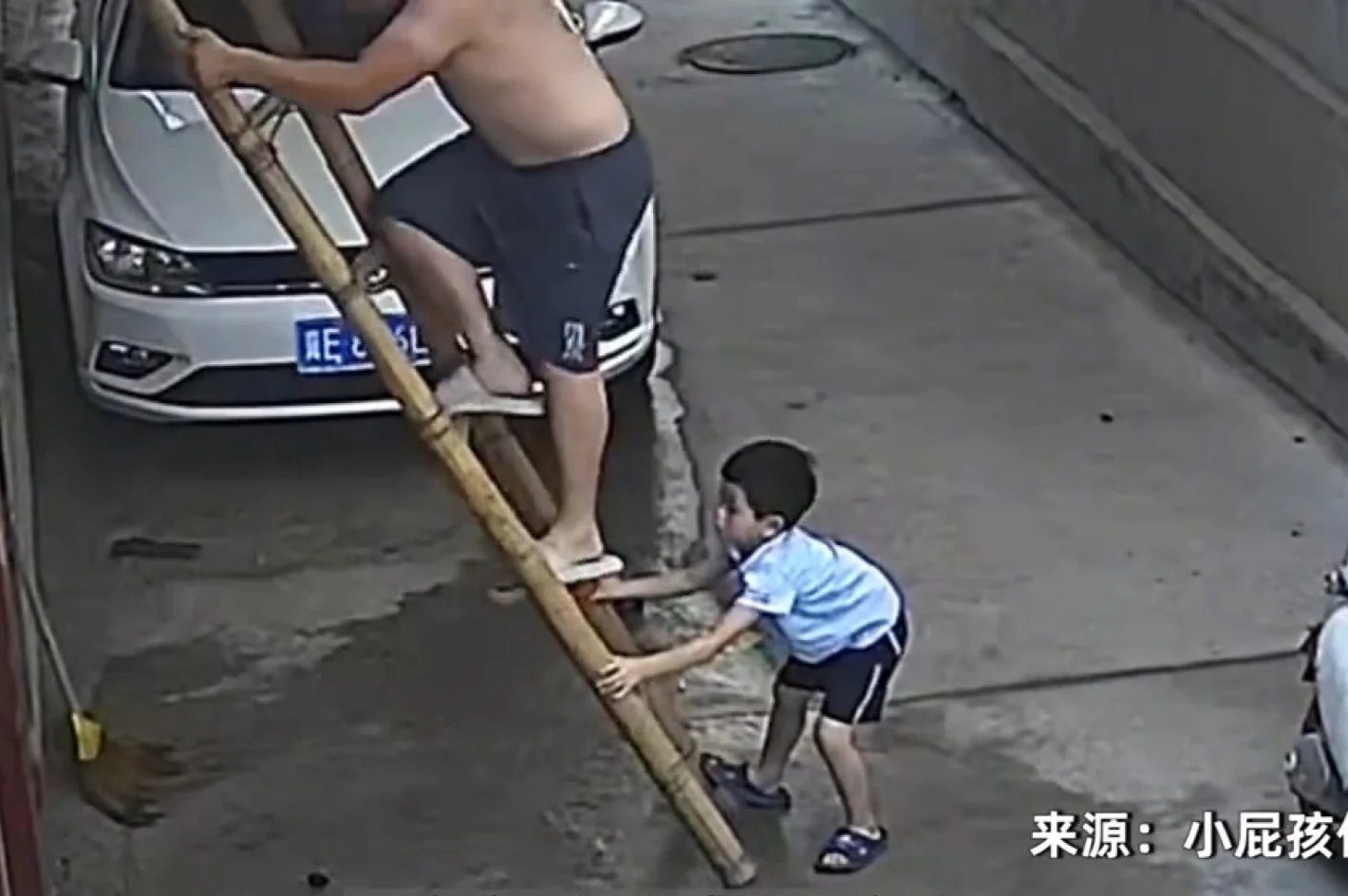 Be trai Trung Quoc cuu bo khi chiec thang bi gay hinh anh