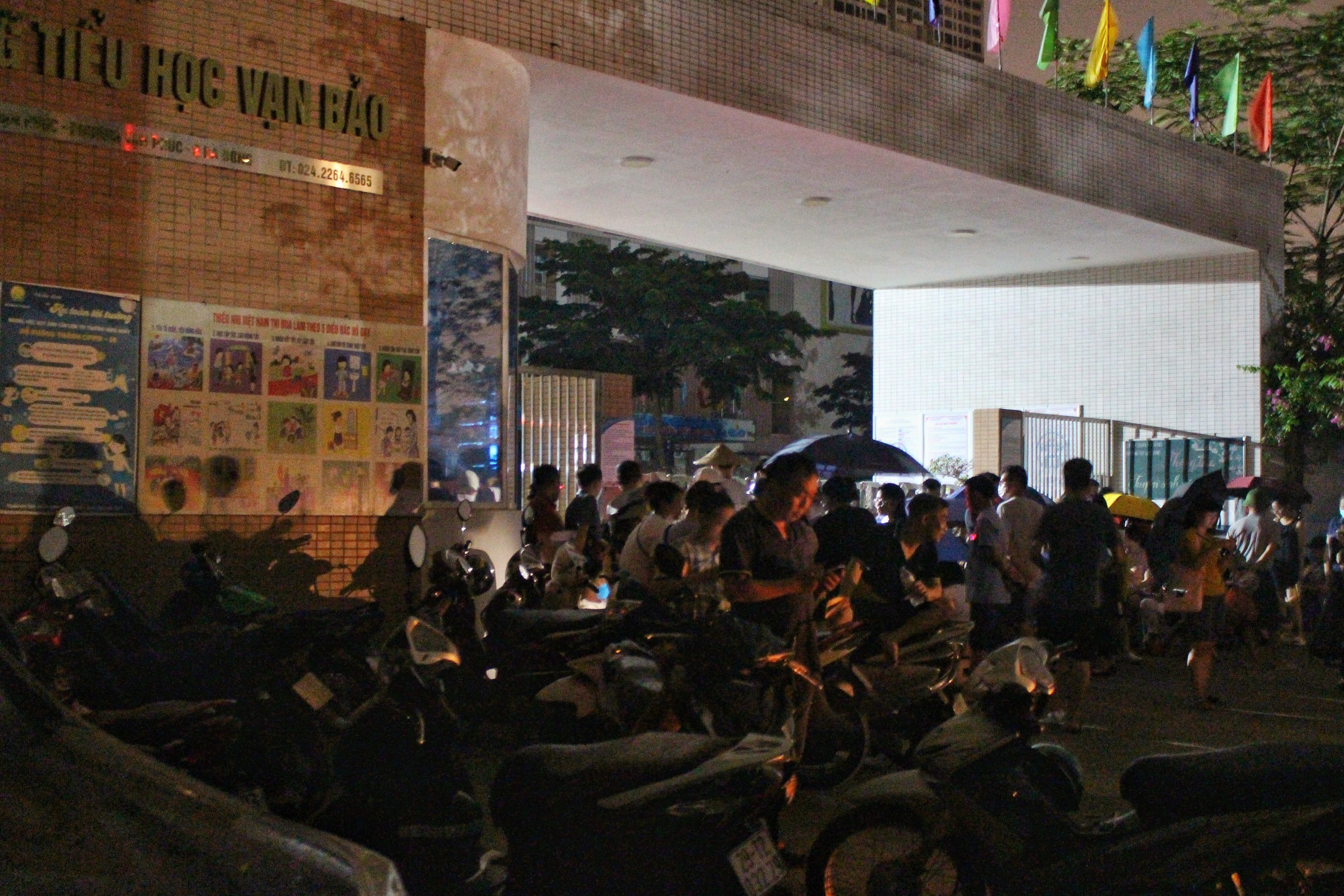 Ha Noi se khong con canh xep hang tu nua dem de nop ho so cho con hinh anh