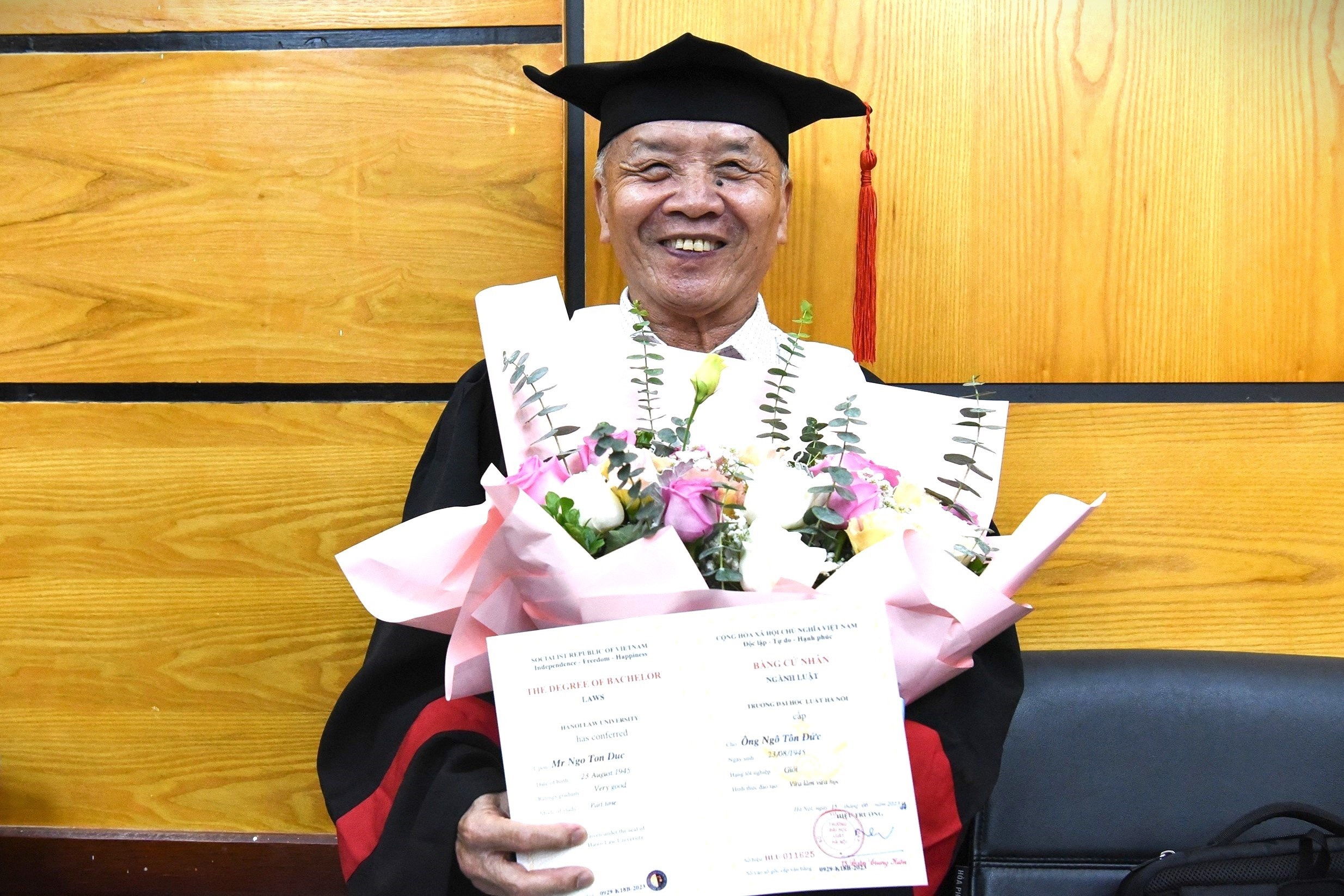 Cu ong 78 tuoi tot nghiep bang gioi DH Luat Ha Noi hinh anh