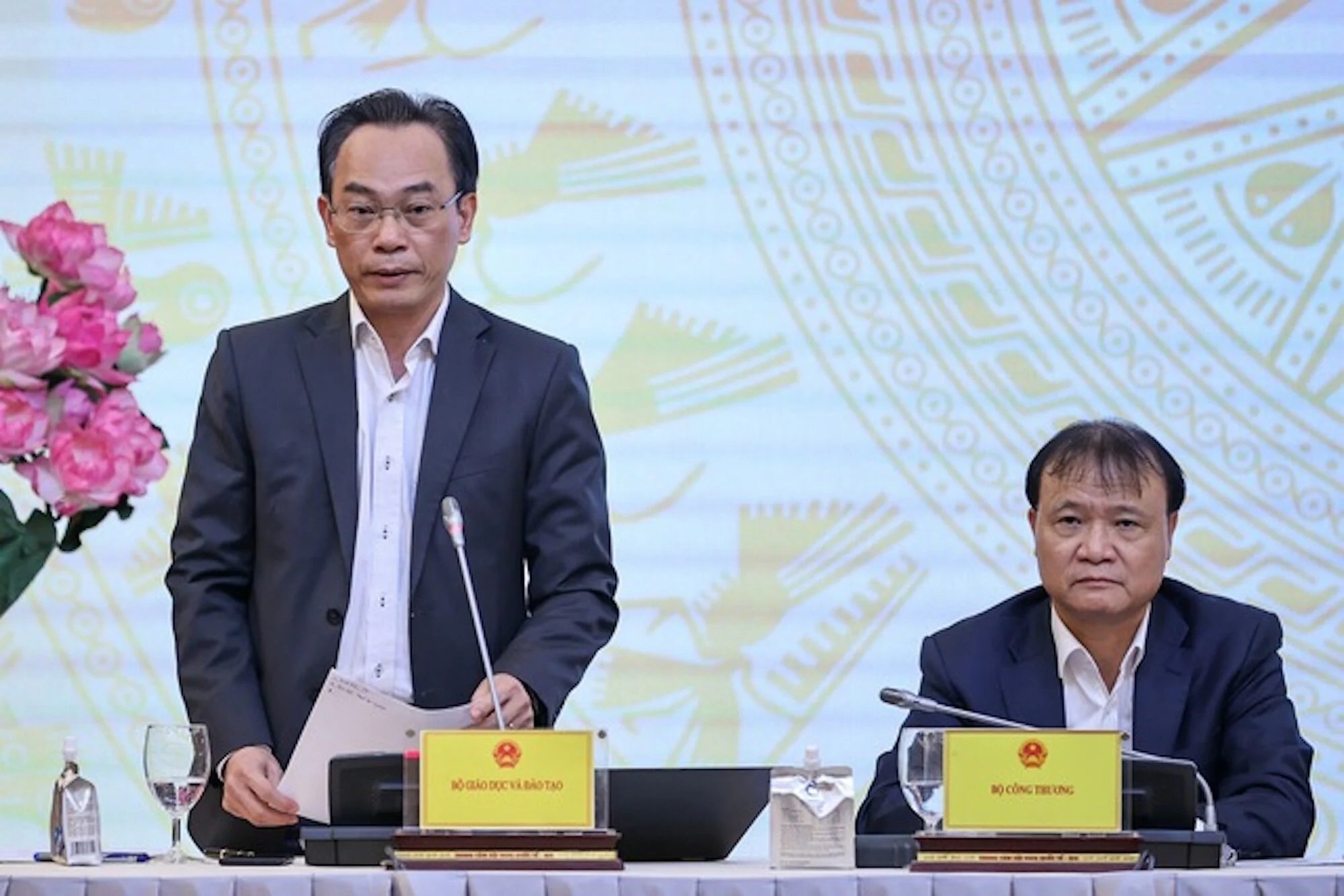 Thu truong GD&DT: Hoc sinh nhot co giao la 'khong chap nhan duoc' hinh anh