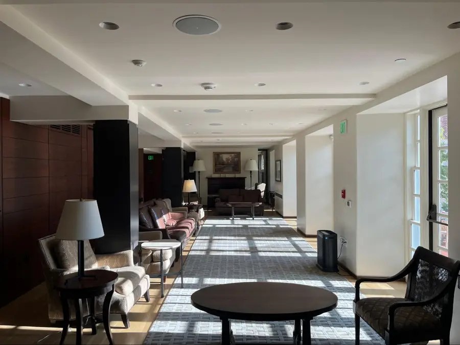 nha an o Harvard anh 7