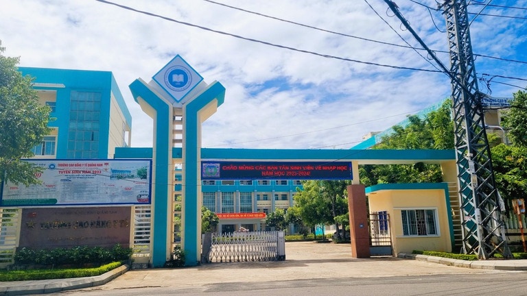 Can bo, giang vien nghi viec tap the vi truong no luong nua nam hinh anh
