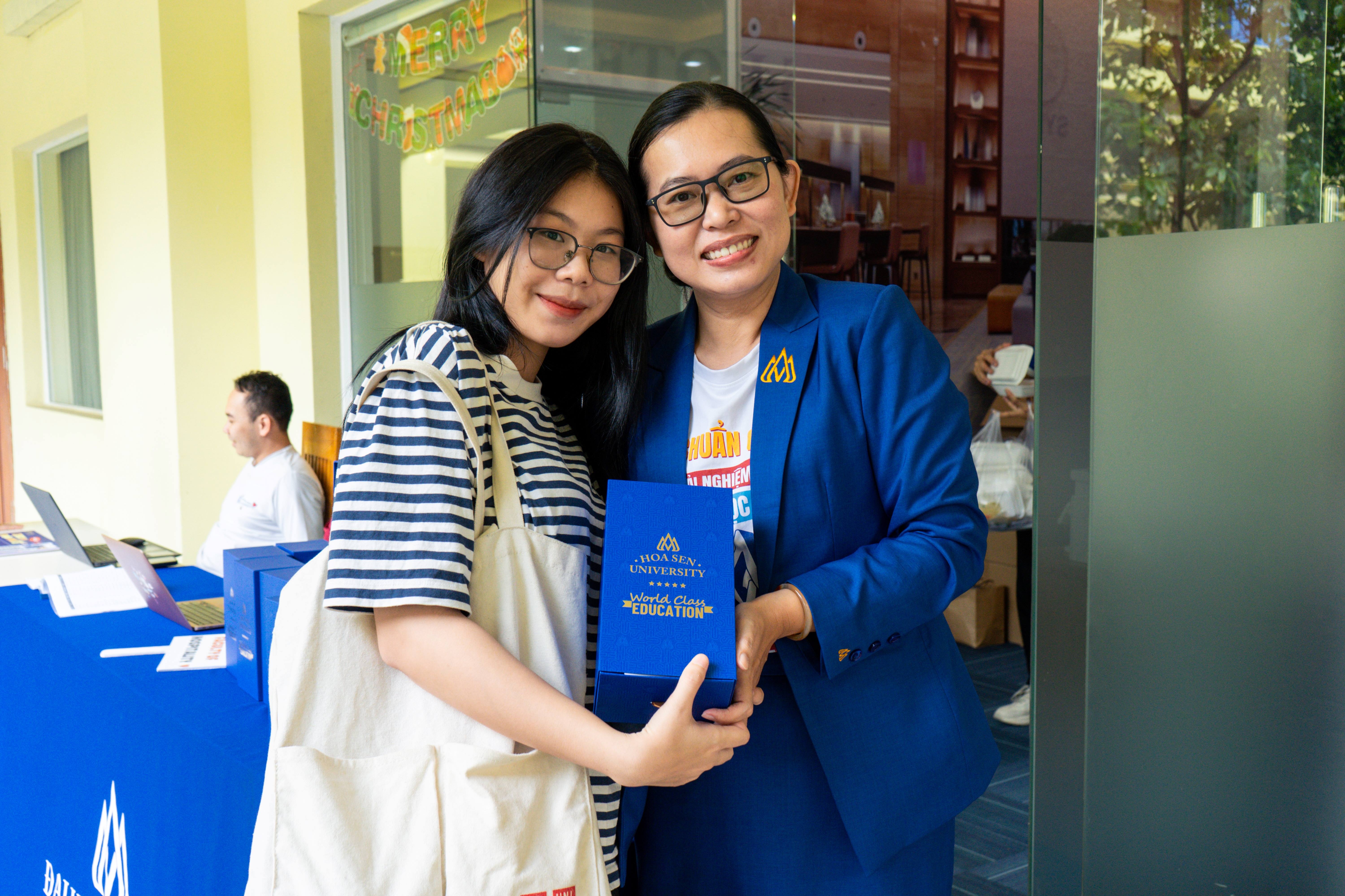 Loat truong dai hoc li xi, tang qua Tet cho sinh vien hinh anh