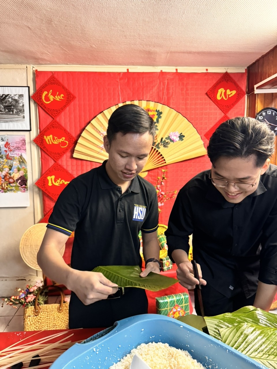 du hoc sinh don tet anh 1