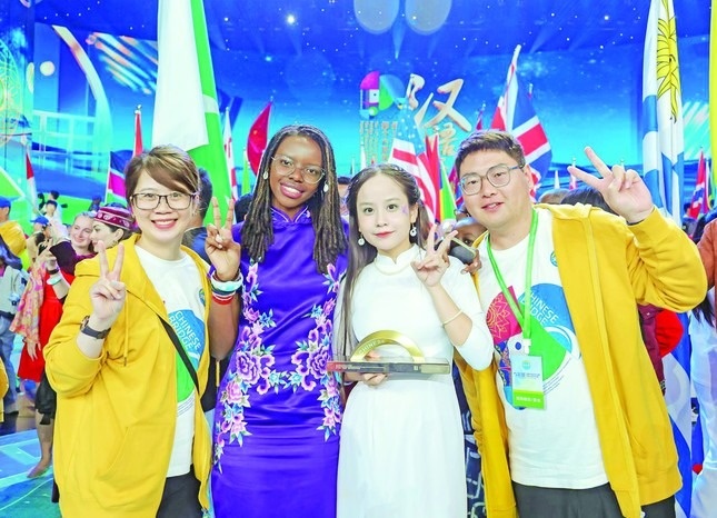 Nu sinh Viet toa sang o xu ty dan hinh anh