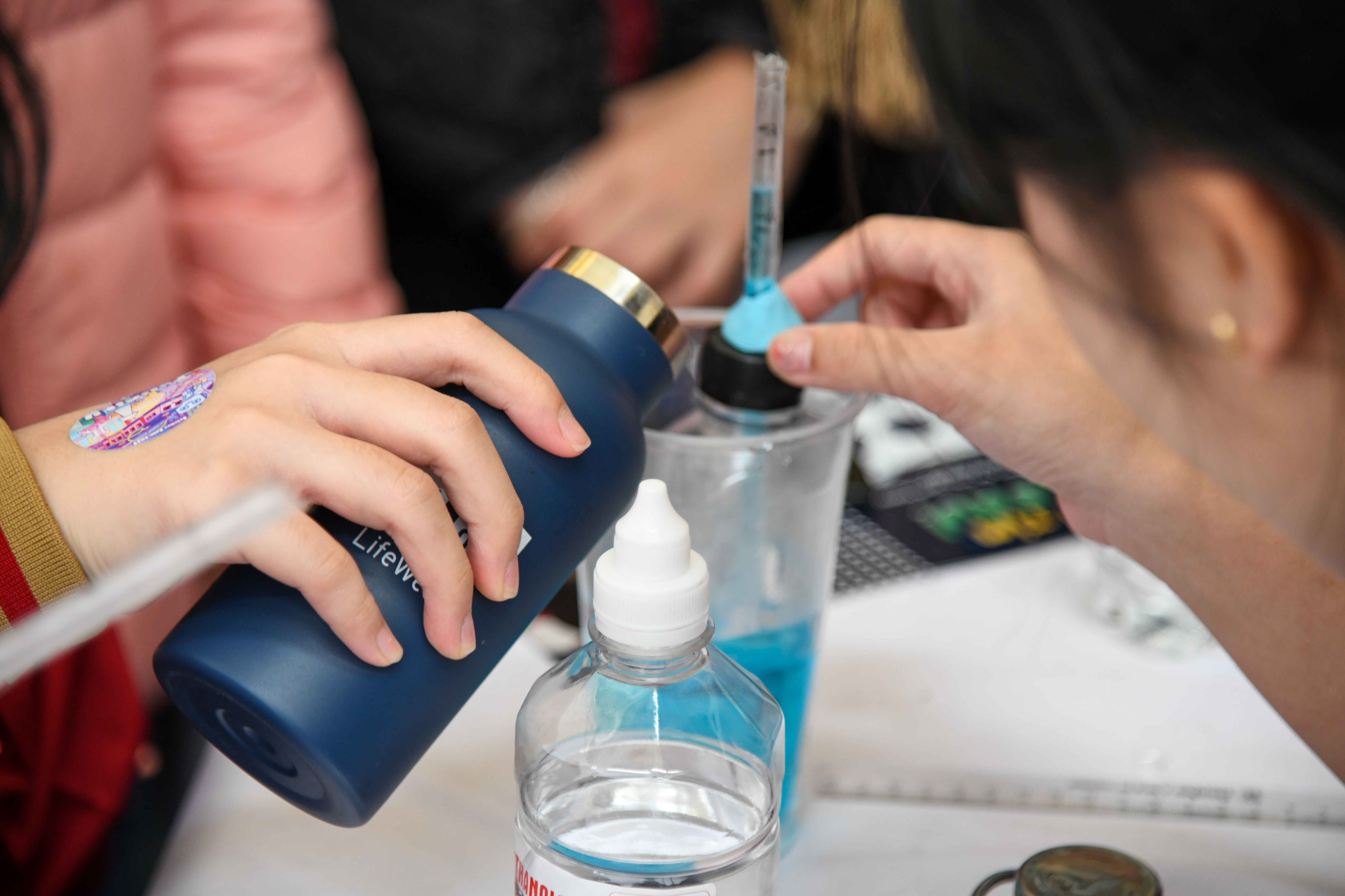 Hoc sinh cap 3 to chuc hoi cho khoa hoc voi 60 thi nghiem moi hinh anh