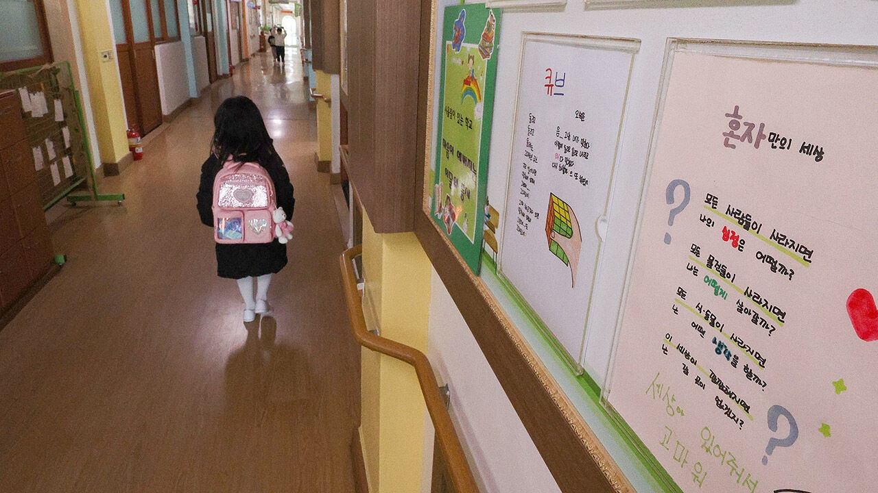 Chuyen gi dang xay ra o truong hoc Han Quoc hinh anh