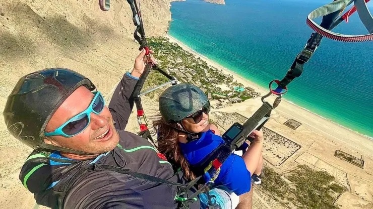 Duoc tra chuc nghin USD moi thang de du lich cung hoc sinh hinh anh