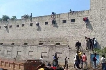 ‘Nguoi nhen’ thi nhau treo tuong, nem tai lieu vao trong phong thi hinh anh