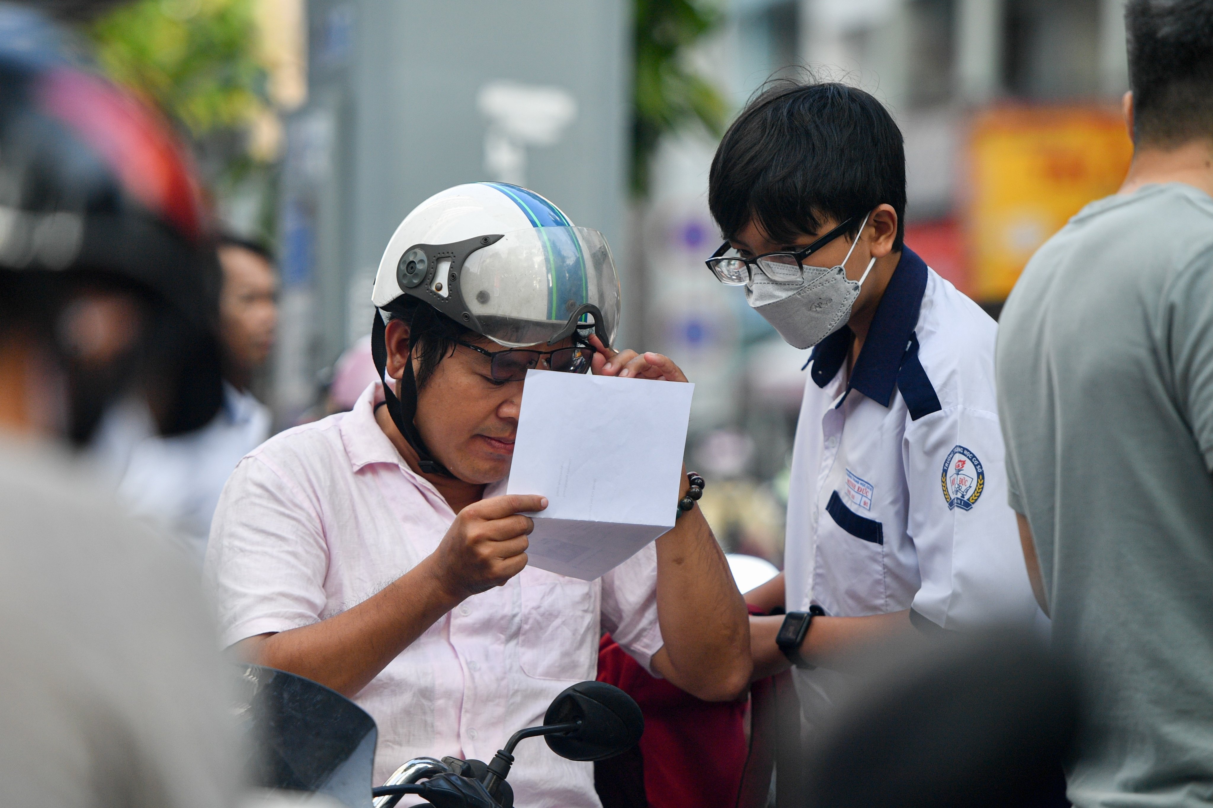 Dung voi 'rai tien' dat coc giu cho truong tu cho con hinh anh