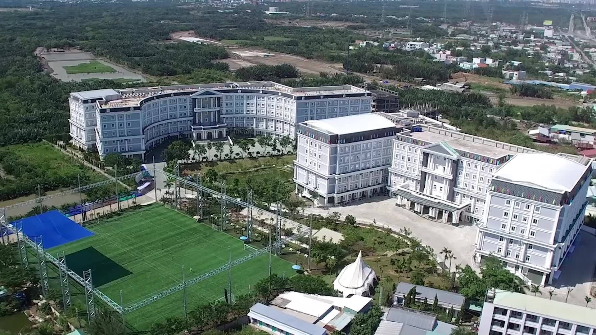Dong tien ty, phu huynh phan ung khi AISVN cho tre nghi hoc hinh anh