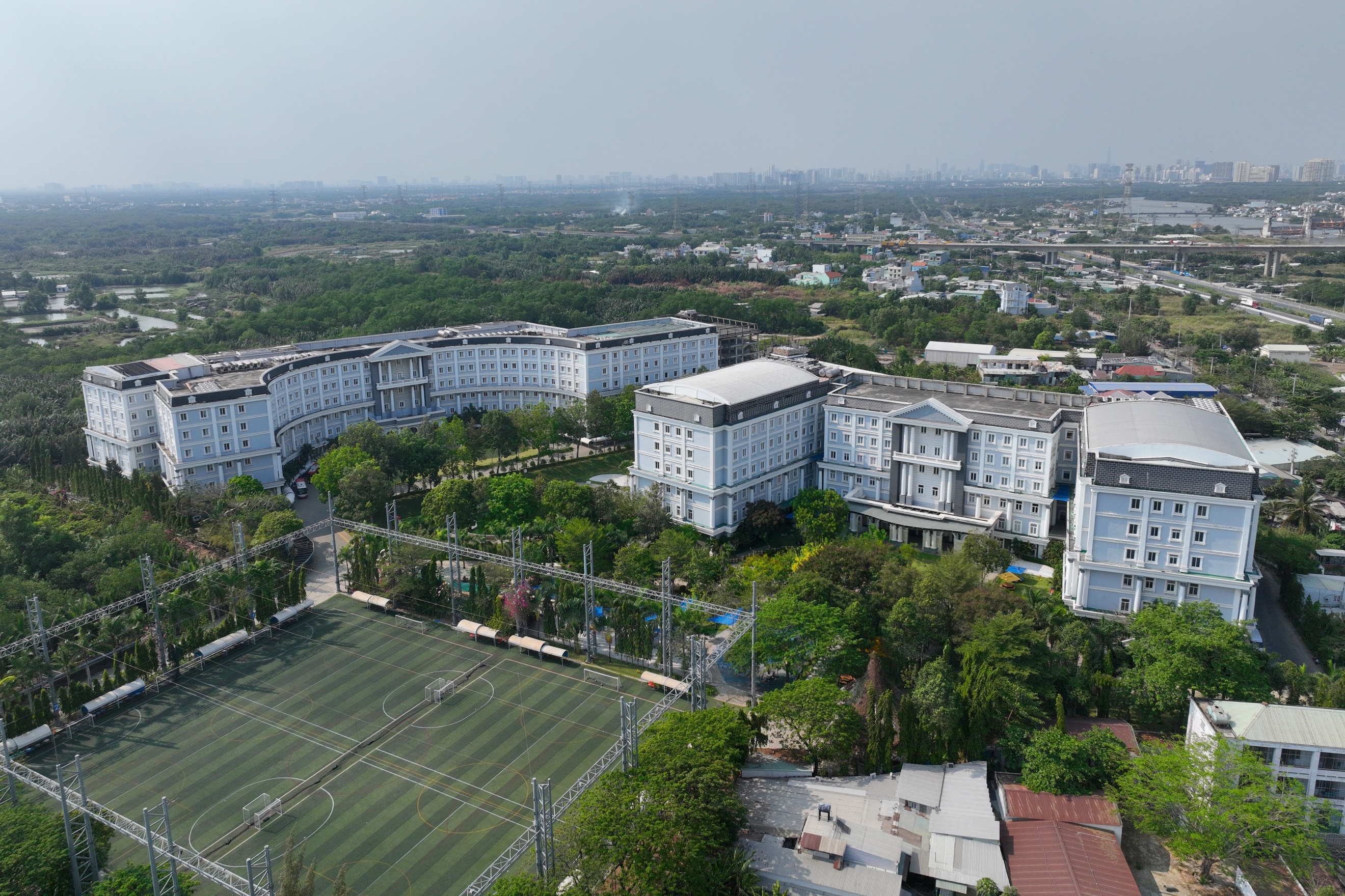 Khuon vien 7 ha cua truong quoc te bi to no luong giao vien o TP.HCM hinh anh