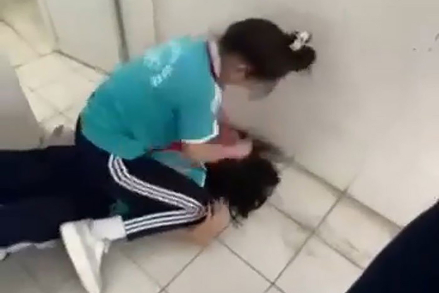 Nu sinh lop 8 bi danh vi noi ban 'dep ma chanh' hinh anh