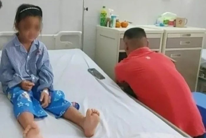 Dinh chi giang day voi nu giao vien dung thuoc ke go dau hoc sinh hinh anh