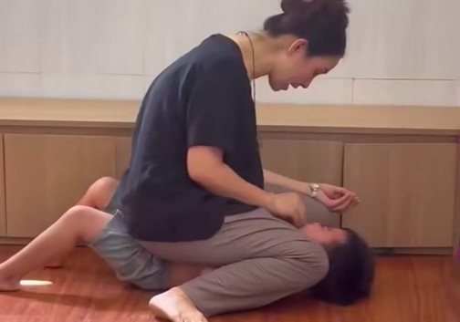 Dien bien moi vu giao vien ngoi len bung, tat tre mau giao hinh anh