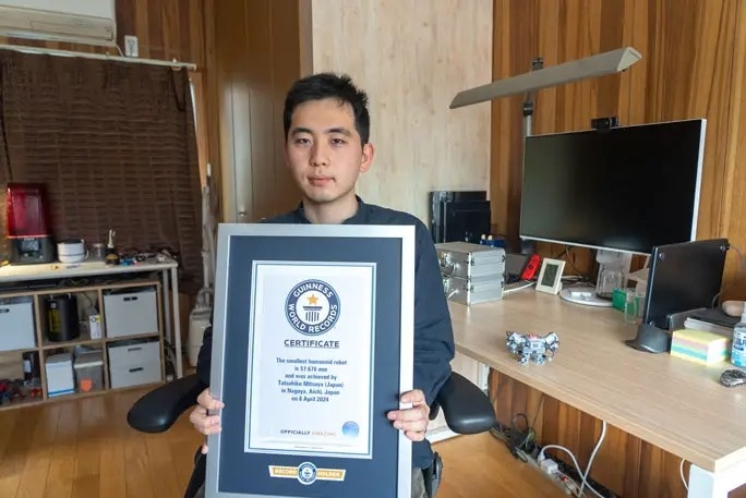Sinh vien Nhat Ban che tao robot hinh nguoi nho nhat the gioi hinh anh