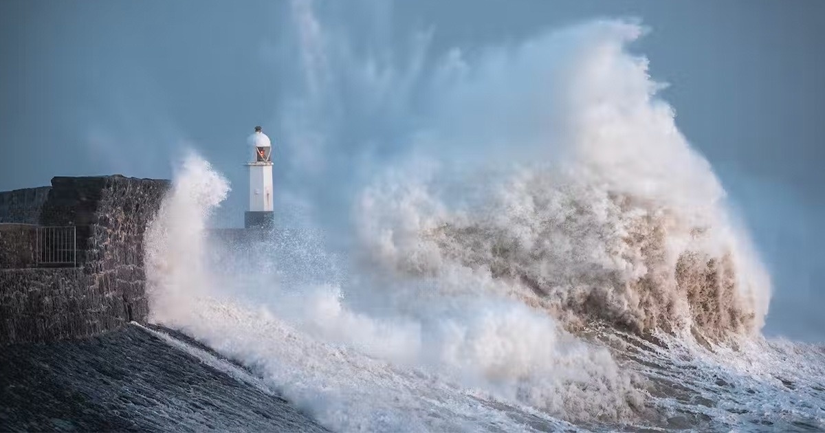 Mua nong dien ro sap qua, mua bao kinh hoang sap den hinh anh