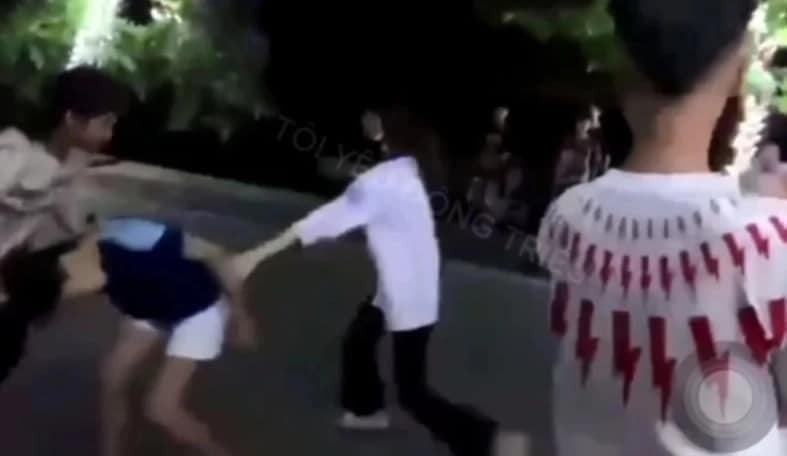 Nu sinh bi danh hoi dong, lot quan ao hinh anh