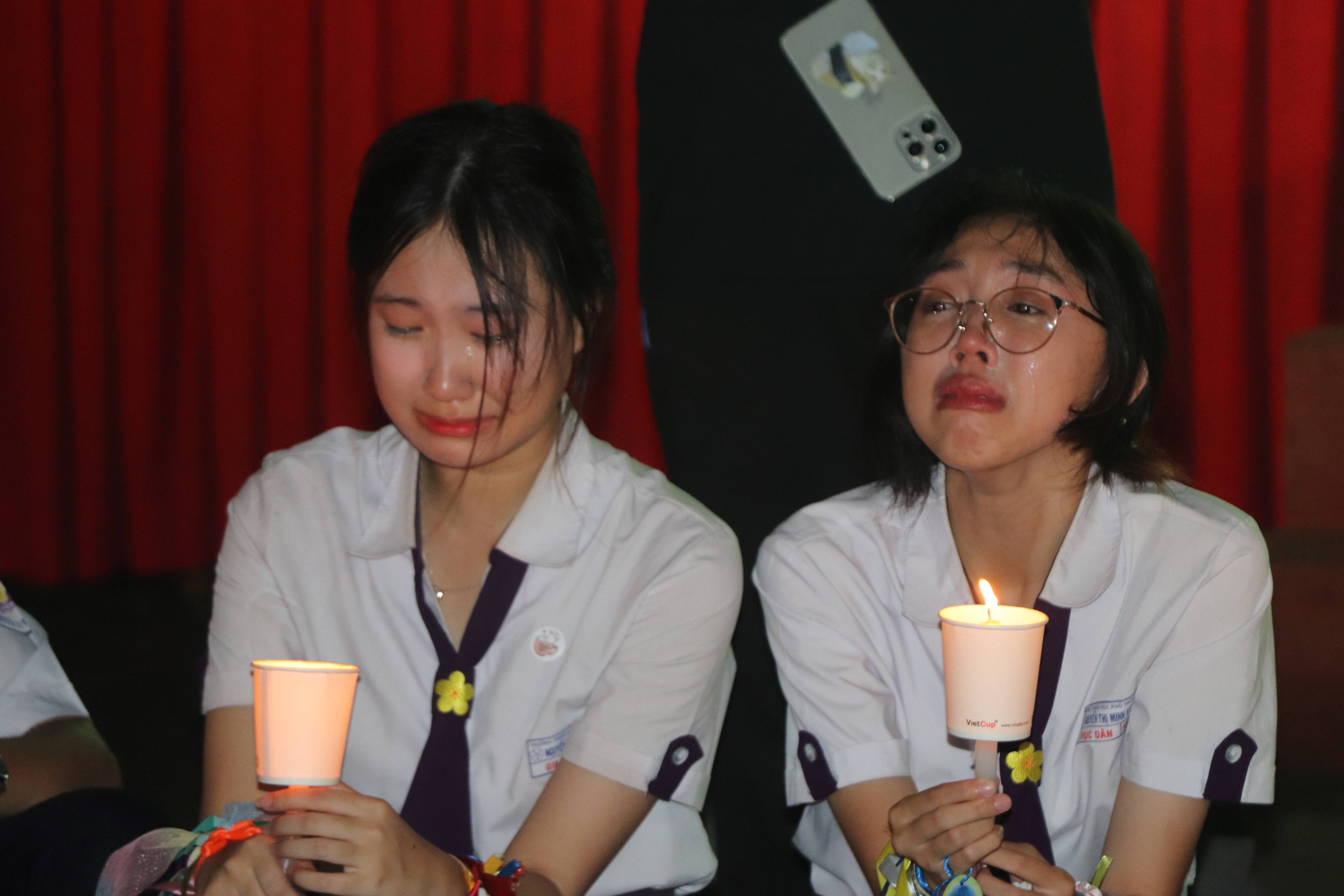 Khoa hoc sinh 'dac biet' om nhau khoc trong le truong thanh hinh anh