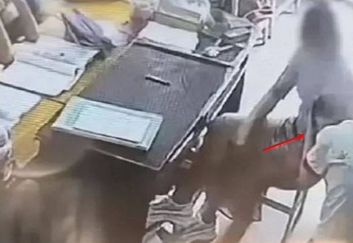 Co giao ep 26 hoc tro danh mot nam sinh lam soi suc mang xa hoi hinh anh