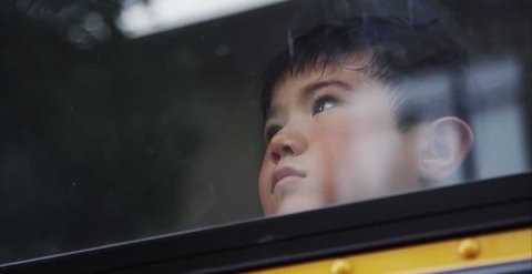 Nguoi lon tac trach, tre lai chua biet tu cuu khi mac ket tren oto hinh anh