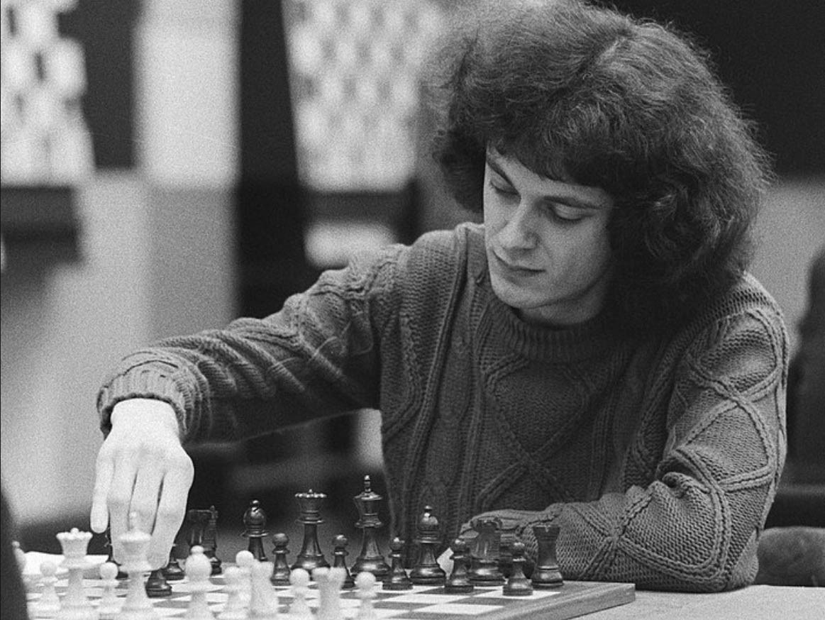 Nam sinh 15 tuoi do Oxford, 3 lan vo dich co vua the gioi hien ra sao? hinh anh