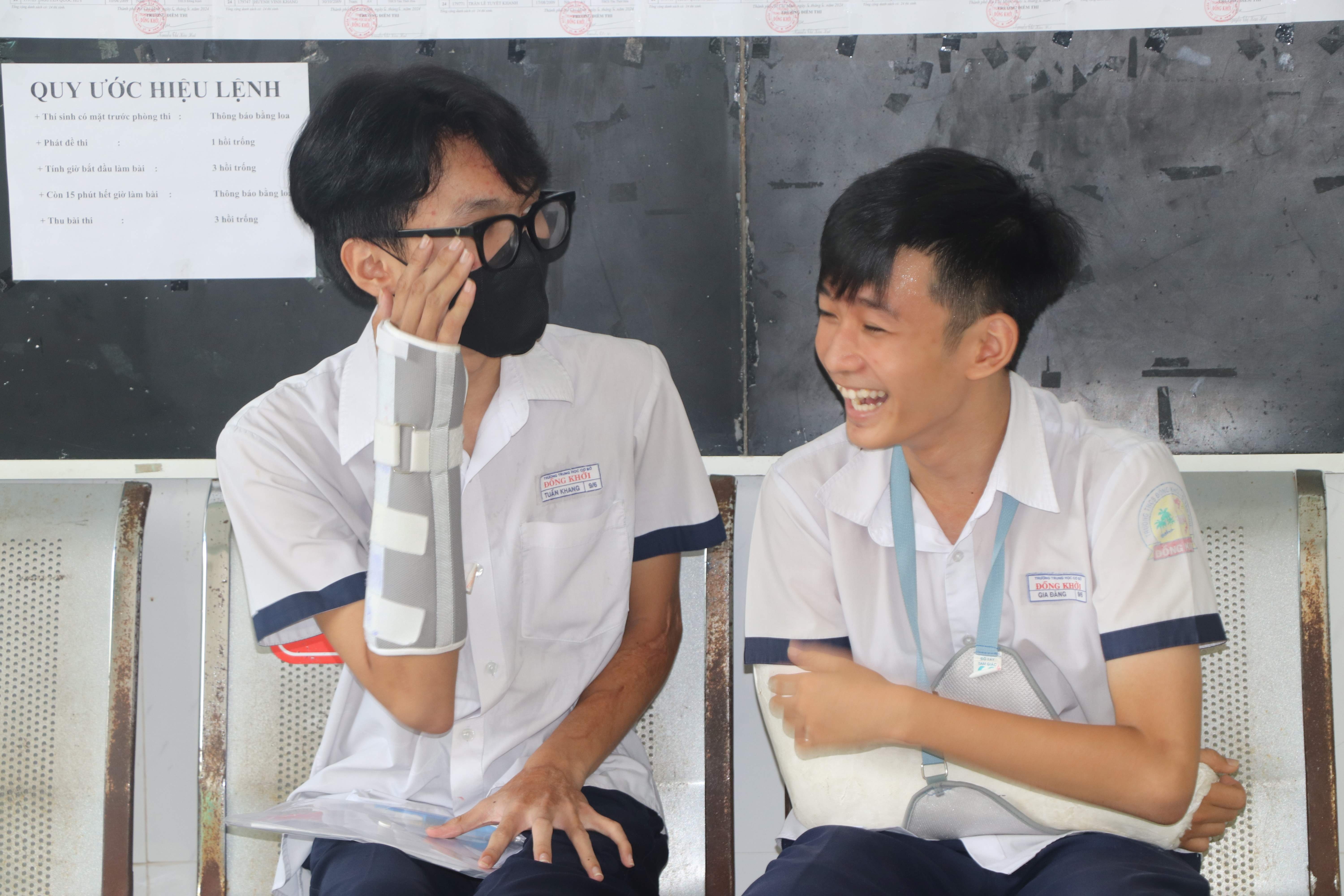 Hoc sinh TP.HCM lam thu tuc thi lop 10, thi sinh gay tay duoc ho tro hinh anh