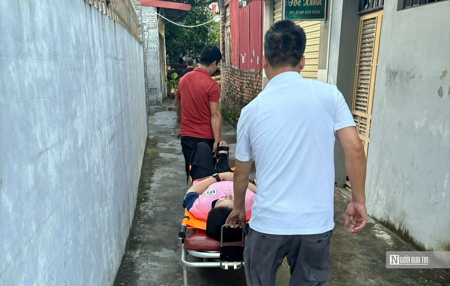 Thi sinh Hai Phong den truong thi lop 10 bang xe cuu thuong hinh anh