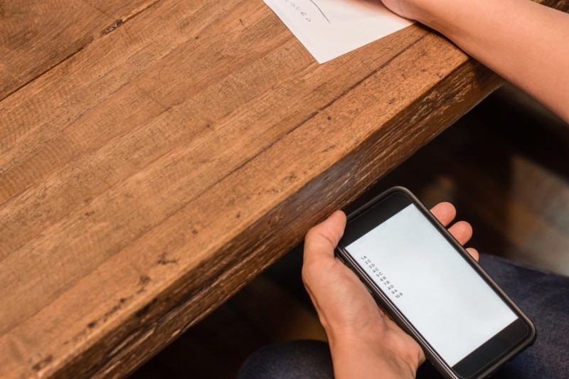 Mot thi sinh o TP.HCM giau dien thoai trong vay, mang vao phong thi hinh anh