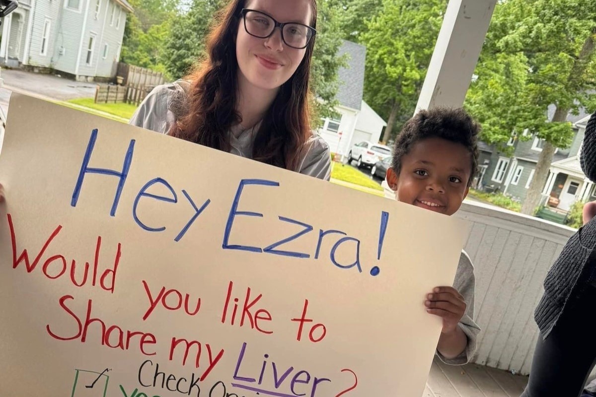 Me bat khoc khi biet tin co giao tinh nguyen hien gan cho con trai hinh anh