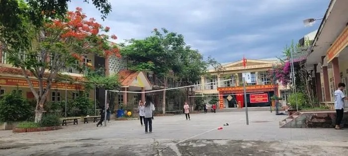 Nhieu nguoi nha lanh dao 'di lac' vao truong dan toc noi tru hinh anh