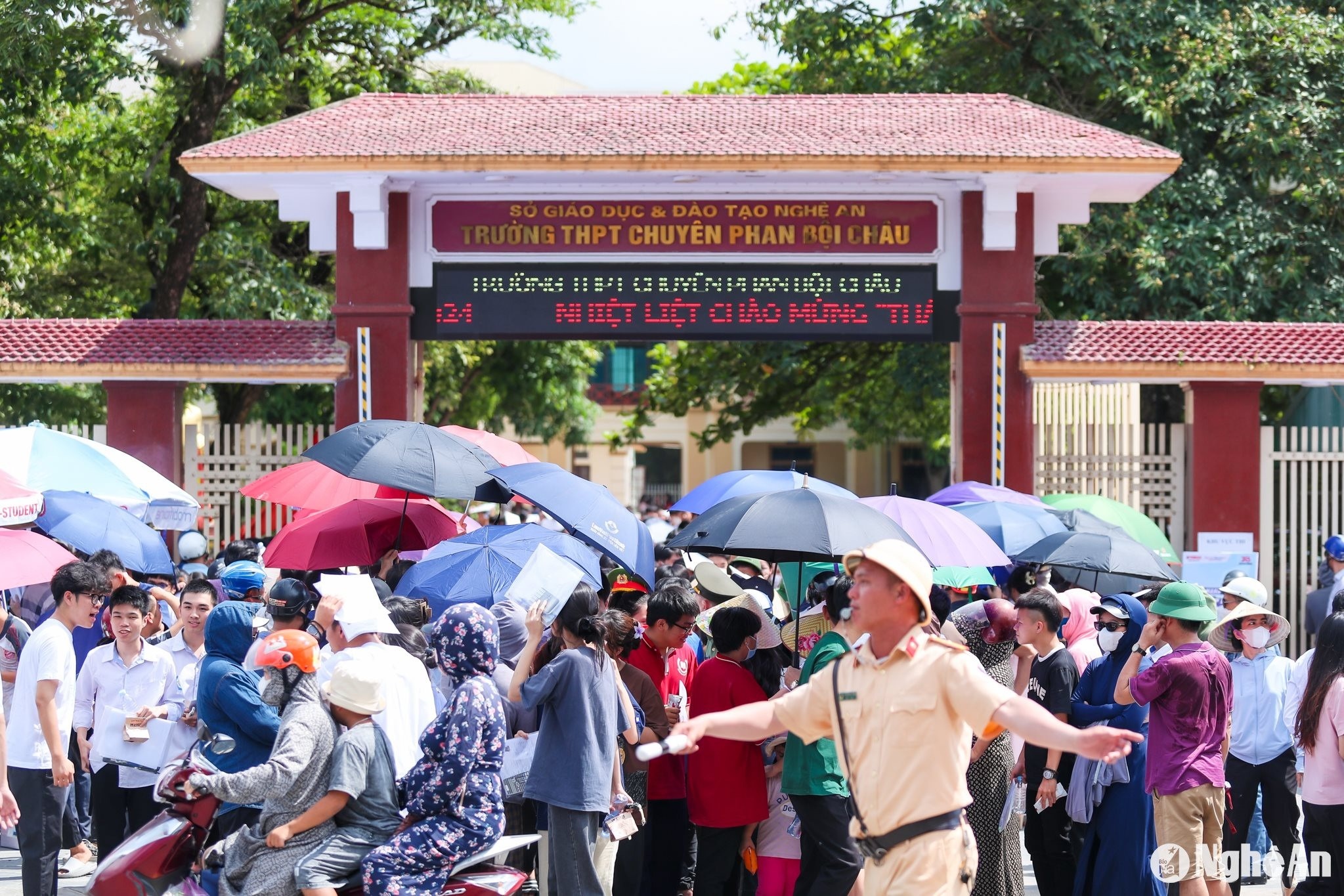 Xem xet dac cach cho nu sinh bi tai nan tren duong thi mon Toan hinh anh