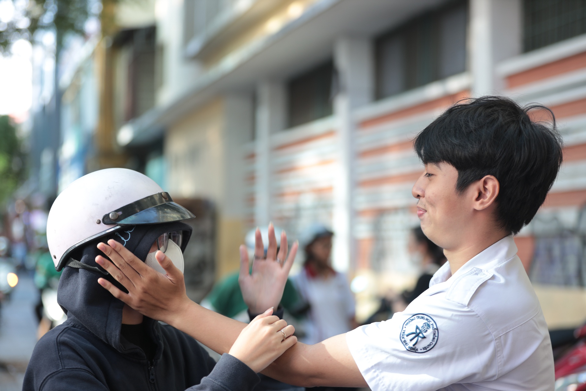 Hoc sinh TP.HCM an mung cung nguoi yeu sau mon thi cuoi cung hinh anh