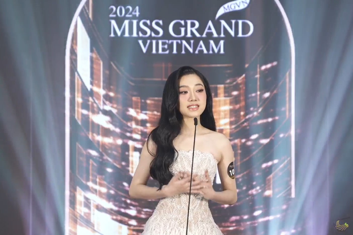 Sinh vien RMIT thi hoa hau gay tranh cai vi noi tieng Anh kem hinh anh