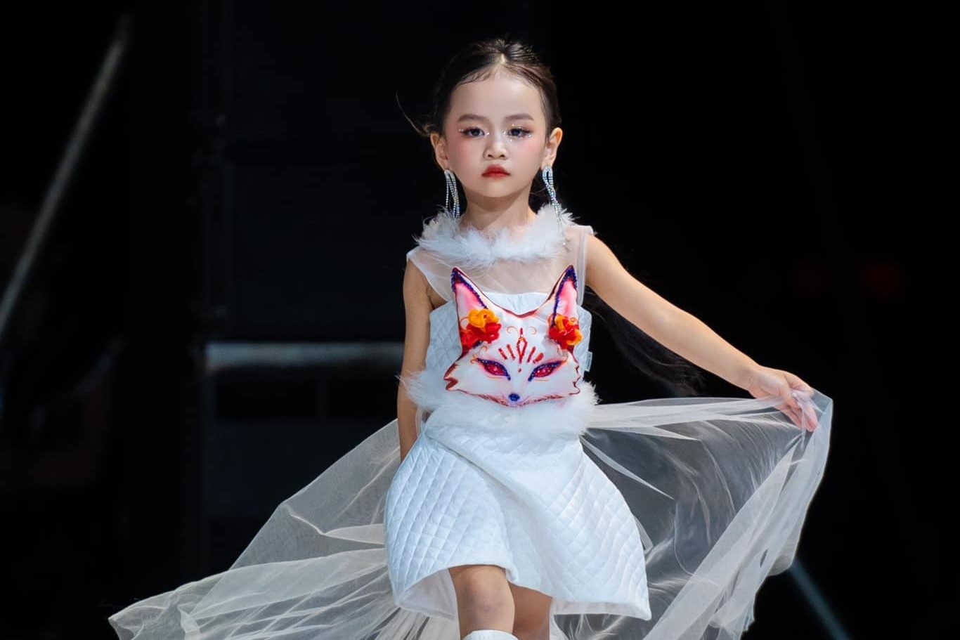 Phu huynh 'cat' hoc he, chi tien trieu de con tap lam MC, nguoi mau hinh anh