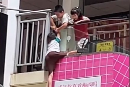 Khoanh khac dua tre cuu ban thoat chet trong gang tac hinh anh