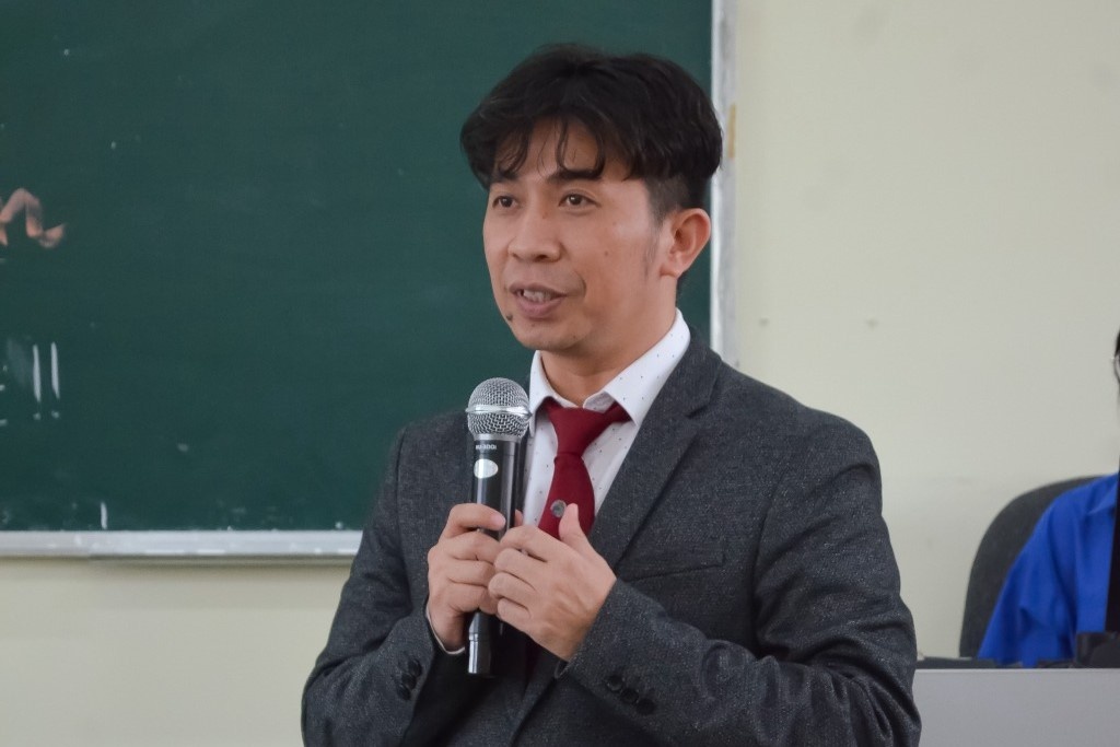 Truong khoa truong Nhan van tu chuc khi bi to 'chan trong chan ngoai' hinh anh