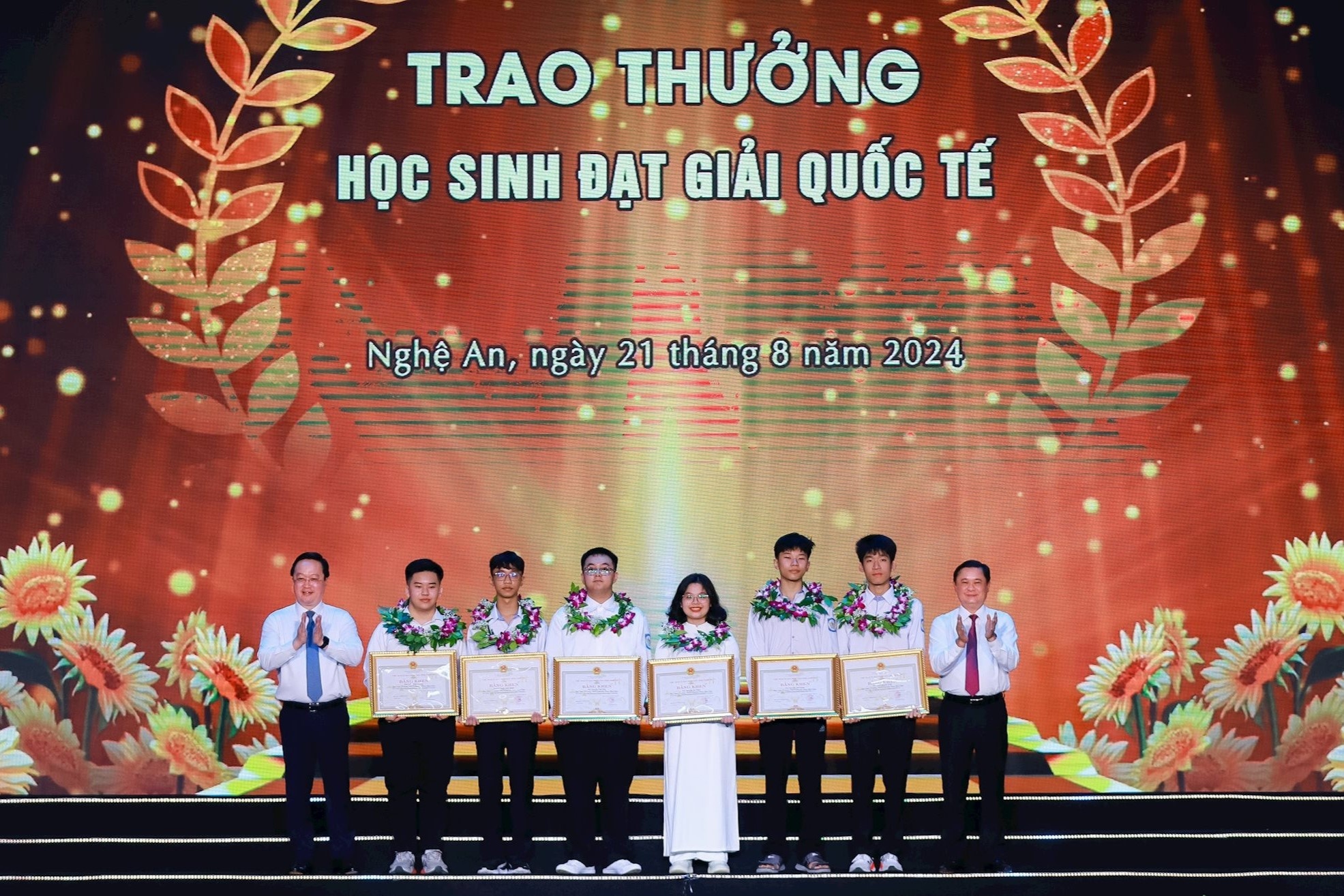 Nghe An chi 2,6 ty dong thuong cho hoc sinh gioi hinh anh