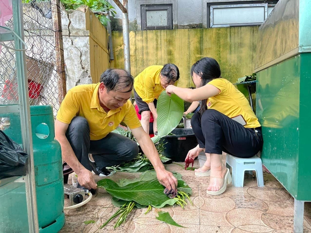 Dong bao mien Trung gop tien, gop suc ho tro cac tinh vung lu phia bac hinh anh
