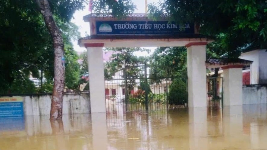Hoc sinh Nghe An, Ha Tinh tiep tuc nghi hoc vi mua lu hinh anh